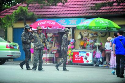 青島真人卡通專愛勾引年輕女游客 給錢不夠不放行 青島真人卡通專愛勾引年輕女游客 給錢不夠不放行