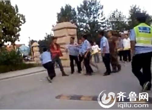 網曝青島農大保安圍毆小情侶 棍棒相加女子苦求