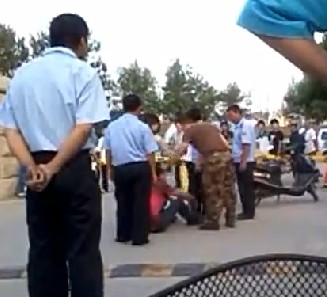 網曝青島農大保安圍毆小情侶 棍棒相加女子苦求