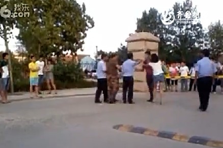 網曝青島農大保安圍毆小情侶 棍棒相加女子苦求
