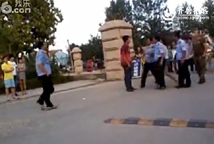 網曝青島農大保安圍毆小情侶 棍棒相加女子苦求