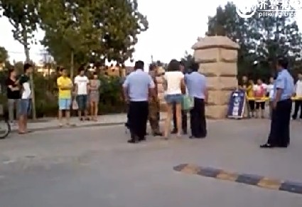 網曝青島農大保安圍毆小情侶 棍棒相加女子苦求