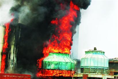 青島停產(chǎn)化肥廠起火熱浪沖出十米 氣味令人作嘔 青島停產(chǎn)化肥廠起火熱浪沖出十米 氣味令人作嘔