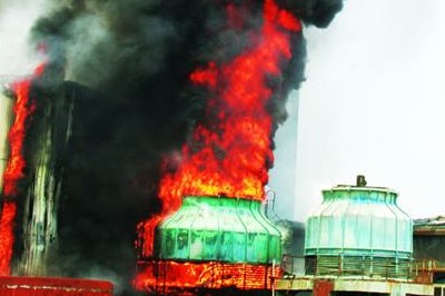 青島平度一停產化肥廠起火 刺鼻氣味令人作嘔