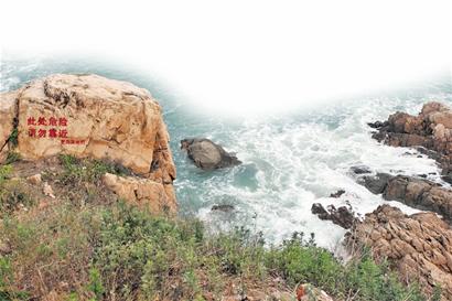 妙齡女海邊放生海螺 被巨浪卷走生死未卜 妙齡女海邊放生海螺 被巨浪卷走生死未卜