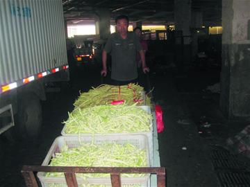 市場現十幾種1元菜 菜販論捆賣出全年最低價