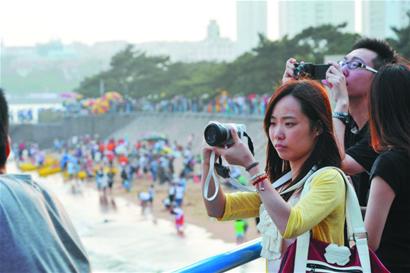 端午外地游客擠爆青島前海景區(qū) 本地人跑郊區(qū) 端午外地游客擠爆青島前海景區(qū) 本地人跑郊區(qū)