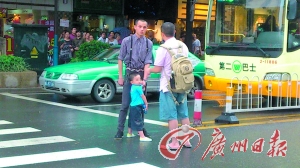 路人閃電奪刀助擒劫匪 路人閃電奪刀助擒劫匪