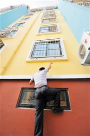 男童三樓命懸窗外 青島托舉哥徒手爬樓救人 男童三樓命懸窗外 青島托舉哥徒手爬樓救人