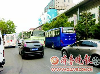 前海限行疏通沿海堵癱市區 五四廣場變爆滿停車場 前海限行疏通沿海堵癱市區 五四廣場變爆滿停車場