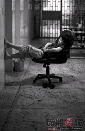 　其他人都睡了，小超一個人呆在走廊。戒毒久了，他的情緒并不穩定。戒毒所的趙阿姨說：“他有時候很焦慮，會發脾氣。”圖/記者楊抒懷