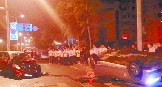 寶馬被攔腰撞翻5女卡車內 駕駛位無人 寶馬被攔腰撞翻5女卡車內 駕駛位無人