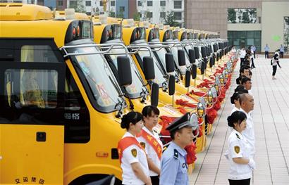 青島180輛大鼻子上路專接送農(nóng)村娃  青島180輛大鼻子上路專接送農(nóng)村娃