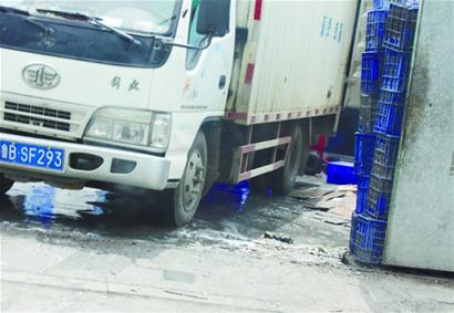 餐具消毒黑作坊竟是衛(wèi)生A級(jí)單位 腐臭污水橫流 餐具消毒黑作坊竟是衛(wèi)生A級(jí)單位 腐臭污水橫流