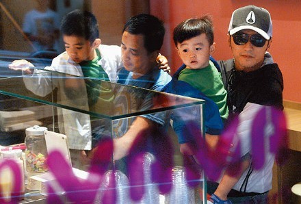 謝霆鋒與兩個兒子關系好