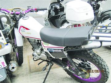 90后騎摩托鬧市飆車震天響 稱感覺很拉風 90后騎摩托鬧市飆車震天響 稱感覺很拉風