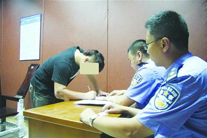 90后騎摩托鬧市飆車震天響 稱感覺很拉風 90后騎摩托鬧市飆車震天響 稱感覺很拉風