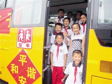 村支書賣掉座駕換校車 接送農村娃 村支書賣掉座駕換校車 接送農村娃