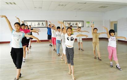 村支書賣掉座駕換校車 接送農村娃 村支書賣掉座駕換校車 接送農村娃