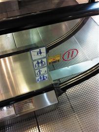 自動扶梯危險三角區須封死 懸掛式吊牌強制固定