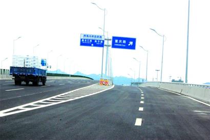 四流路跨線橋下月完工 北端接地南端有高壓線進程緩慢