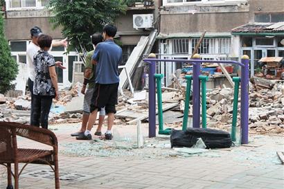 青島男子煤屋被城管拆砸玻璃泄憤 碎片插入鄰居眼角 青島男子煤屋被城管拆砸玻璃泄憤 碎片插入鄰居眼角