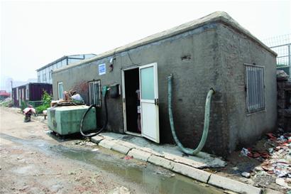 青島市場蝦兵蟹將全靠海井水養活 7元能買500斤海水 青島市場蝦兵蟹將全靠海井水養活 7元能買500斤海水