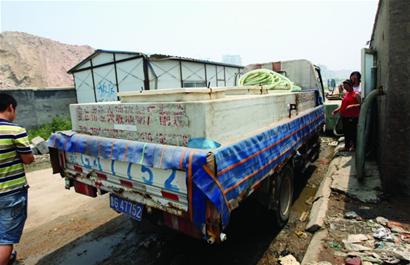 青島市場蝦兵蟹將全靠海井水養活 7元能買500斤海水 青島市場蝦兵蟹將全靠海井水養活 7元能買500斤海水