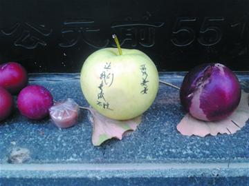 海大孔子像前擺滿貢品 學生祭拜求不掛科 海大孔子像前擺滿貢品 學生祭拜求不掛科