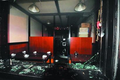 青島小鳳凰沸騰魚館夜起大火 3個(gè)1米高煤氣罐被搶出 青島小鳳凰沸騰魚館夜起大火 3個(gè)1米高煤氣罐被搶出