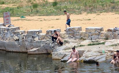 剛放假2天12歲男孩溺亡 水塘周邊布滿警示牌 剛放假2天12歲男孩溺亡 水塘周邊布滿警示牌