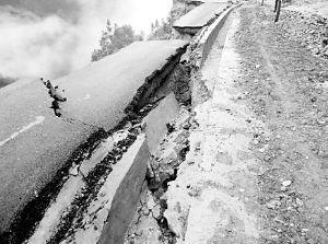 云南綠春公路剛通車兩月垮塌 整條路飛下懸崖 云南綠春公路剛通車兩月垮塌 整條路飛下懸崖