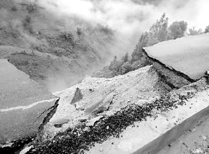 云南綠春公路剛通車兩月垮塌 整條路飛下懸崖 云南綠春公路剛通車兩月垮塌 整條路飛下懸崖