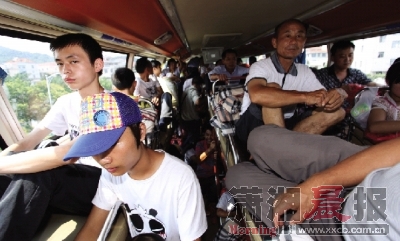 湖南客車核載39人實載111人圖片來源:瀟湘晨報 湖南客車核載39人實載111人圖片來源:瀟湘晨報