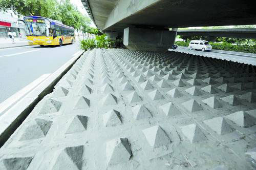 廣州天橋下立水泥錐趕流浪漢 無部門敢認領 廣州天橋下立水泥錐趕流浪漢 無部門敢認領