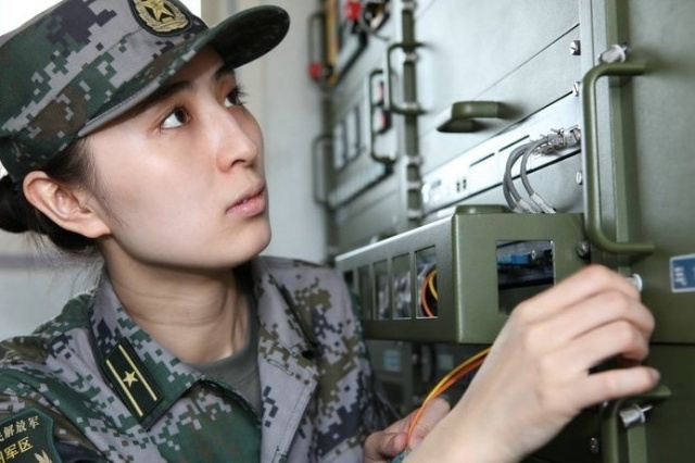 　2000年，82年出生的李聰娜考入國防科技大學計算機專業，實現從軍夢。畢業時，她放棄保研資格和到沿?？蒲袉挝还ぷ鞯臋C會，主動申請到信息化人才缺乏的西北軍營，從事網絡安全工作。