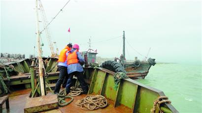 漁船熄火被風浪裹挾撞向堤岸 起火進水水深火熱