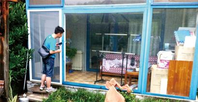 笨賊見主人回家竟將自己反鎖 警察到來束手就擒 笨賊見主人回家竟將自己反鎖 警察到來束手就擒