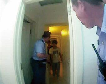 笨賊見主人回家竟將自己反鎖 警察到來束手就擒 笨賊見主人回家竟將自己反鎖 警察到來束手就擒