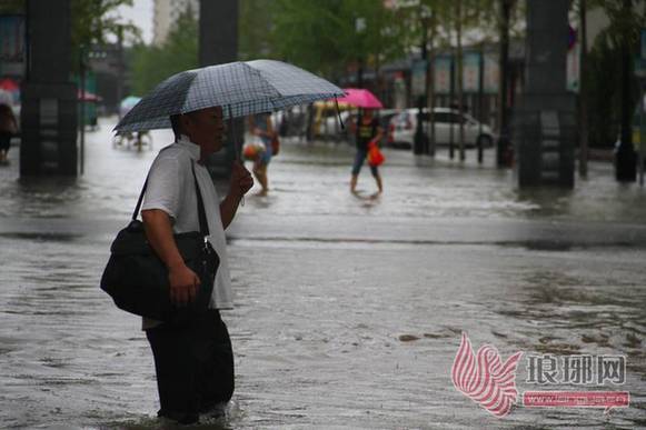 臨沂暴雨街道成河 公交積水市民駕充氣船出門