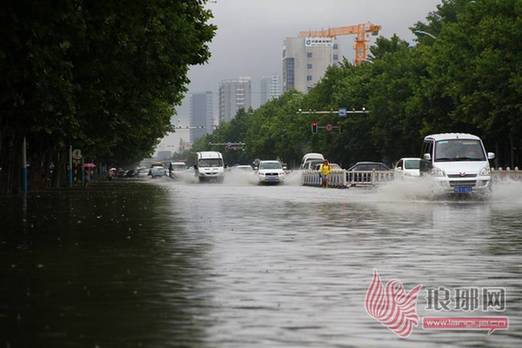 臨沂暴雨街道成河 公交積水市民駕充氣船出門