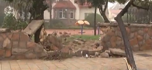 青島一保時捷穿破50cm厚石墻零件碎一地 聲如煤氣爆炸