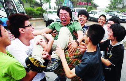 青島17中百名美術生26人獲清華美院合格證 最牛女生拒錄 青島17中百名美術生26人獲清華美院合格證 最牛女生拒錄