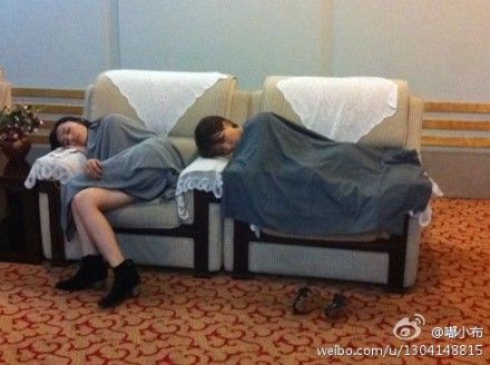姚晨王珞丹疲憊睡沙發
