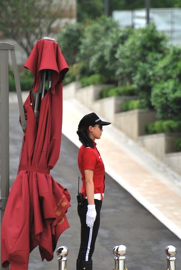 青島豪宅興起美女保安 驚艷秒殺各種車模