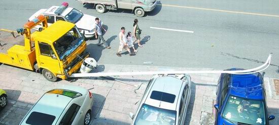 無牌清障車下坡剎車失靈撞燈桿 無牌清障車下坡剎車失靈撞燈桿