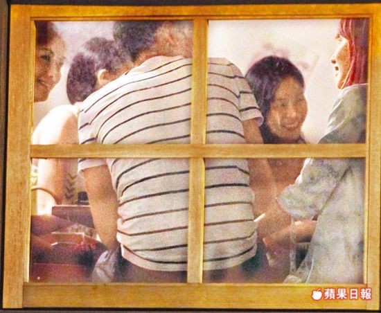 蕭亞軒與柯震東酒肉調情 蕭亞軒將手放其大腿