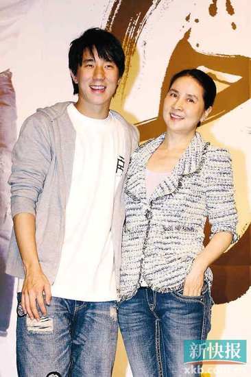 阿仔,野花可以采，但是先找朵家花啦。阿媽,我不就是在努力找家花嘛！(設計對白)