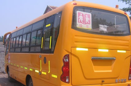 新?lián)Q揚(yáng)子校車又現(xiàn)發(fā)動機(jī)漏油 質(zhì)量頻現(xiàn)稱正常