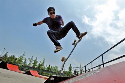 青島元老級滑板人:自創品牌 曾和夏雨一起練滑板